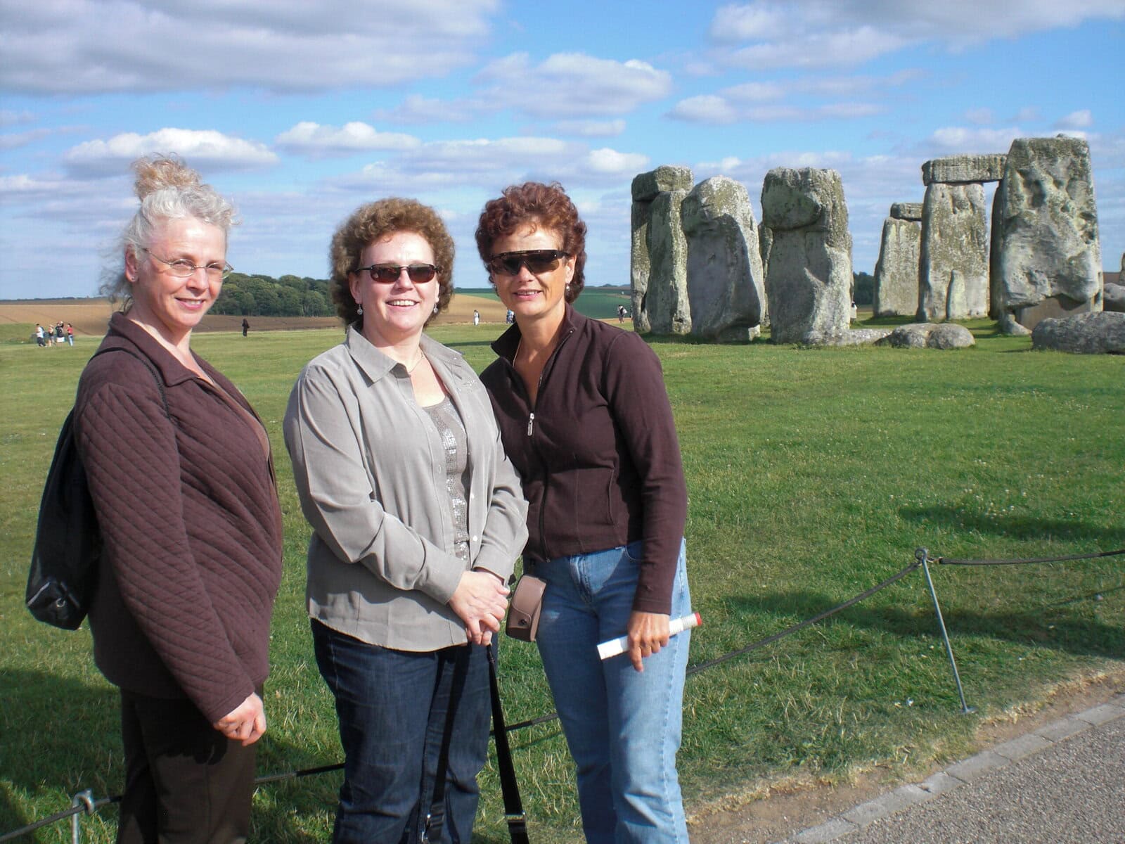 2010 07 31 005 Stonehenge Sisters CIMG1967 scaled - Kinstone